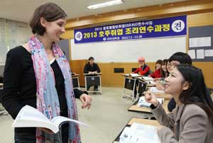 구미대 학생들이 호주 취업 조리연수 과정 참가를 앞두고 외국어 집중교육에 여념이 없다. 구미대 제공