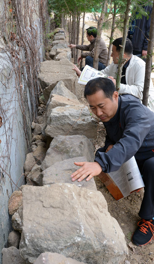 8일 대구 중구청 도시경관과 직원들이 종로초등학교 한쪽에 모아 둔 대구읍성 성돌을 살펴보고 있다. 김태형기자 thkim21@msnet.co.kr