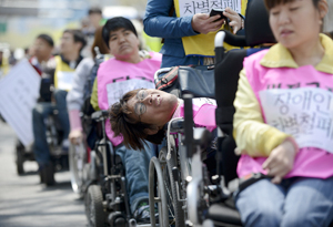 대구지역 장애인 단체와 시민사회단체 회원들이 19일 낮 대구시청 앞에서 행진을 벌이며 24시간 활동보조서비스, 장애수당 현실화 등 22대 요구안에 대한 대구시의 조속한 수용을 촉구하고 있다. 우태욱기자 woo@msnet.co.kr