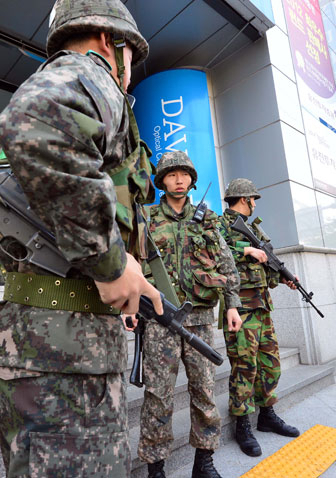 22일 오전 대구 수성구 만촌동의 한 어학원 건물 앞에서 완전무장한 50사단 장병들이 경계근무를 서고 있다. 경찰은 건물 내 CCTV에 찍힌 20대 남자로 추정되는 용의자를 쫓고 있다. 이 남자는 화염병으로 보이는 물건을 투척한 후 반미구호 내용이 적힌 유인물 5장을 남기고 사라졌다. 정운철기자 woon@msnet.co.kr