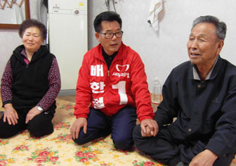 4·24 경북도의원 경산2선거구 보궐선거전이 막판으로 치닫고 있는 가운데 출마한 후보들이 21일 경로당과 상가 등을 돌며 지지를 호소하고 있다. 위쪽부터 배한철, 박임택, 이인근 후보 순. 김진만기자