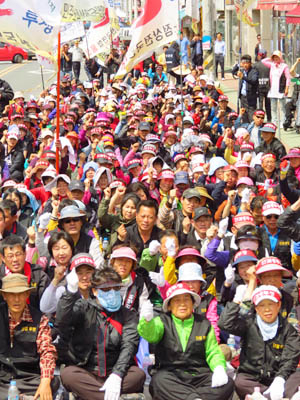 포항지역 노점상인 등이 30일 포항시 남구 오천시장 인근에 있는 롯데마트 앞에서 포항시의 노점상 제한조치에 항의하며 목소리를 높이고 있다. 신동우기자