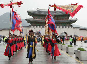 지난해 제2회 생명문화축제때 서울 광화문에서 청계천까지 태봉안 페레이드가 열리고 있다. 성주군 제공