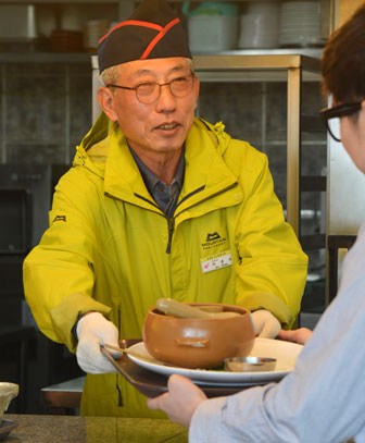 대학교수에서 팔공산케이블카 경영자로 변신한 이문조 전 교수가 손님에게 서빙을 하고 있다.