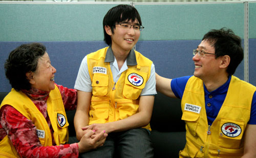 4대를 이어 봉사활동해 온 봉사명문가 김길윤 씨 가족. 왼쪽부터 김길윤(74) 씨, 손자 신택형(19) 씨, 장남 신규창(52) 씨. 대한적십자사 대구지사 제공