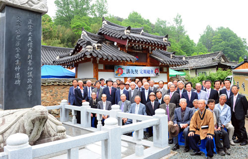 19일 강선계에 참석한 옥산 전씨, 아산 장씨, 밀양 박씨 세 가문의 계원 100여 명이 달성군 가창면 상원리 박곡서당 추모비 앞에서 기념촬영을 했다.