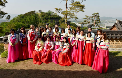 한국문화체험 프로그램에 참가한 외국인 학생들이 대구한의대학 내 한옥촌에서 한복 차림으로 기념사진을 찍었다. 대구한의대 제공