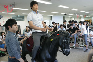 고교생들이 대구대 운동치료교실에서 재활 승마 수업을 체험하고 있다.