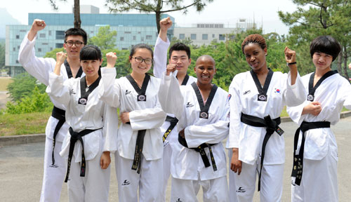 동성로축제 글로벌가요제에서 대상을 받은 대가대 한국어학당 외국인 학생들이 싸이의 