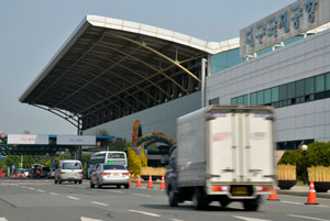 23일 대구국제공항에 정차하지 않는 일부 차량들이 대구국제공항 내 도로를 이용해 동구 불로동 방향으로 빠지고 있다. 성일권기자 sungig@msnet.co.kr