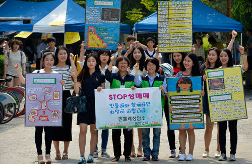 22일 계명대학교에서 대구시 여성회관 성매매피해상담소 민들레 회원들과 대학생 자원봉사자들이 축제가 한창인 캠퍼스를 돌며 성매매 예방 캠페인을 펼치고 있다. 하지만 상당수 대학생들은 사회문제에 대해 큰 관심이 없다. 성일권기자 sungig@msnet.co.kr