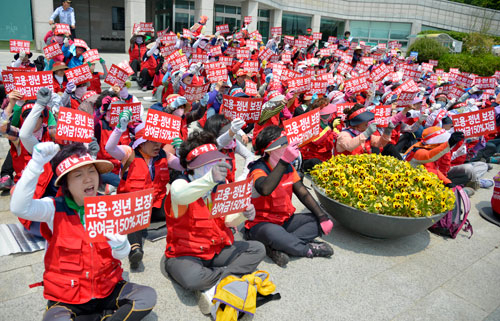 경일대와 대구가톨릭대, 대구대, 대구한의대 등 경산지역 4개 대학 환경미화원들이 23일 대구대 본관 앞에 모여 하루 8시간 임금지급 보장을 요구하는 시위를 벌이고 있다. 우태욱기자 woo@msnet.co.kr