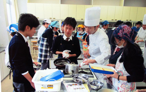 정부가 중학교에서 자유학기제를 시행하겠다고 발표해 진로 교육에 대한 관심이 높아지고 있다. 우리보다 앞서 중학교 진로 교육에 관심을 가진 일본의 사례는 좋은 본보기가 될 수 있다. 일본 도쿄부 아라카와 구립 스와다이 중학교 2학년 학생들이 요리사로부터 교육을 받는 모습. 도쿄부 스와다이 중학교 제공