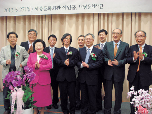 27일 오후 세종문화회관에서 열린 제13회 지훈상 시상식이 끝난 뒤 기념촬영을 하고 있다. 앞줄 왼쪽 두 번째가 이배용 운영위원장, 세 번째와 네 번째가 수상자 김영승 시인과 문석윤 교수, 맨 오른쪽이 조상호 이사장. 지훈상운영위원회 제공