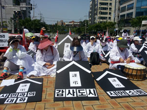 포항시 남구 효자동 주민들이 4일 상복을 입고 빗물펌프장 건립 계획을 반대하는 항의 시위를 하고 있다. 신동우기자