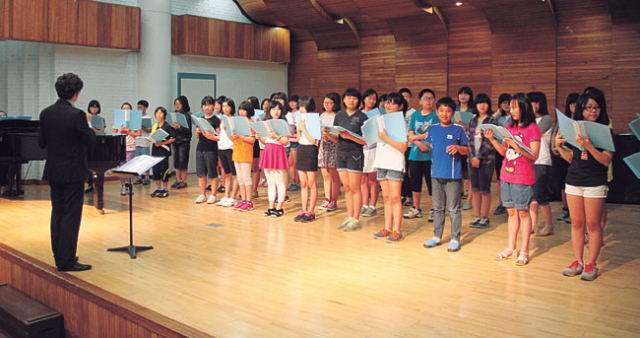 경산교육지원청 청소년합창단이 매주 토요일 영남대학교 음악대학 영음홀에서 합창 연습을 하고 있다. 경산교육지원청 제공