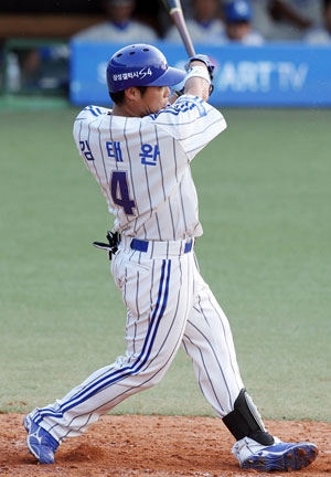 9일 대구시민야구장에서 열린 삼성-두산전에서 삼성 김태완이 4회말 적시타를 터뜨리고 있다. 삼성 라이온즈 제공