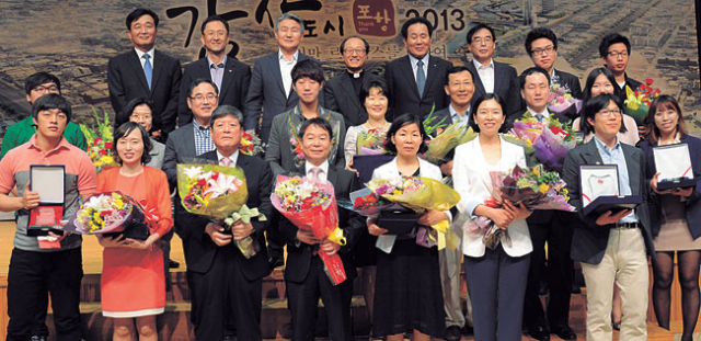 10일 포항시청 대강당에서 매일신문사 주최 감사대상 시상식이 열려 수상자와 참석자들이 기념촬영을 하고 있다. 박노익선임기자 noik@msnet.co.kr