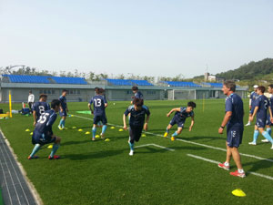 대구FC 선수들이 발터 그라스만 피지컬 코치의 지도로 목포국제축구센터에서 체력 훈련을 하고 있다. 대구FC 제공