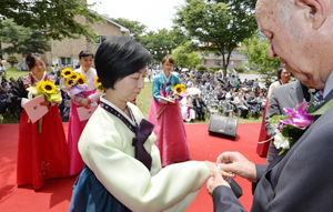 22일 대구 동구 한국SOS어린이마을에서 설립 50주년 기념식이 열려 헬무트 쿠틴 국제SOS어린이마을 명예총재가 SOS 어머니들에게 감사의 뜻으로 반지를 수여하고 있다. 성일권기자 sungig@msnet.co.kr