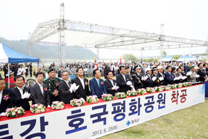 낙동강호국평화공원 착공식 참석자들이 착공 버턴을 누르고 있다. 칠곡군 제공