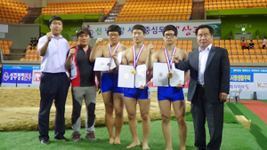 이춘대 교장, 이재섭 군, 이수헌 군, 오정민 군, 김선곤 감독, 김국현 교사.(왼쪽부터) 점촌중 제공