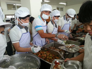 대구FC 용병 산드로(왼쪽 두 번째)가 9일 서재중학교에서 배식 봉사 활동을 하고 있다. 대구FC 제공