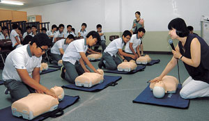 대구서부중학교 학생들이 영진전문대에서 심폐소생술을 배우고 있다.