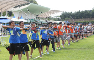 지난 5월 23일부터 26일까지 예천 무학정에서 열린 전국생활체육대축전 궁도대회에서 국궁 동호인들이 실력을 겨루고 있다. 권오석 기자