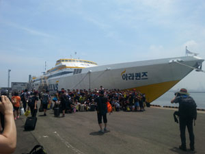 19일 첫 출항하는 포항~울릉 여객선 아라퀸즈호의 승객들이 승선 전 배 앞에서 기념사진을 찍고 있다. 김대호기자