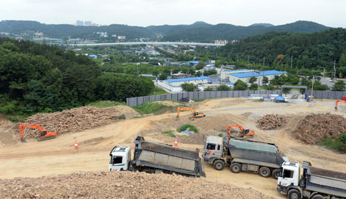 대구 야구팬들이 손꼽아 기다려온 대구 새 야구장이 토지 수용 절차를 모두 마무리하고 이달부터 본격적인 공사에 들어가 2015년 12월 준공한다. 수성구 연호동 도시철도 2호선 대공원역 일대 대구 새 야구장 건립 현장. 김태형기자 thkim21@msnet.co.kr