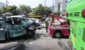 25일 대구 수성구 신매동 시지고 앞 네거리 버스승강장에서 견인차가 정차해 있던 939번 시내버스를 뒤에서 들이받은 사고 현장 모습. 대구소방안전본부 제공