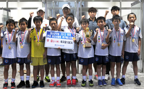 대구FC U-12팀이 지난달 열린 창녕군수배 2013 전국 유소년클럽 축구페스티벌에서 우승한 후 포즈를 취했다. 대구FC 제공