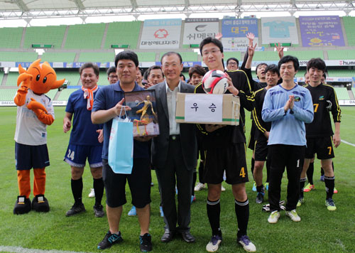 제1회 대구FC배 공무원 축구대회에서 우승한 북구청 선수단이 시상식에서 포즈를 취했다. 대구FC 제공