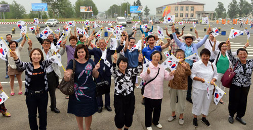 68주년 광복절인 15일 오전 일제 강제징용으로 끌려온 사할린 한인동포들과 재러시아 2, 3세대들이 유즈노사할린스크 한인회관 앞 광장에서 태극기를 들고 