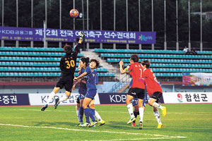 14일 합천군 군민공설운동장에서 열린 전국여자축구선수권대회 결승전 일반부 고양 대교와 충북 스포츠토토의 경기에서 고양 대교가 3대1로 승리, 우승을 차지했다. 합천군 제공