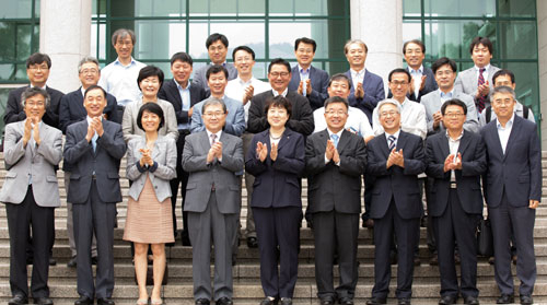 이철 울산대 총장(앞줄 왼쪽에서 네 번째)과 황선혜 숙명여대 총장(앞줄 가운데)이 양교 교무위원들과 울산대 행정본관 앞에서 교류회를 가진 뒤 기념촬영을 했다.