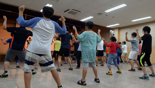 대구청소년수련관에서 열린 인터넷 치유학교. 참가 학생들이 스마트폰을 멀리하는 대신 리듬에 맞춰 신나게 춤을 추고 있다. 김태형 기자 thkim21@msnet.co.kr