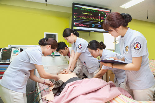 수성대는 이번 수시모집에서 휴먼케어 분야 3개 학과에서 비교과전형을 실시한다. 수성대 간호과 학생들.