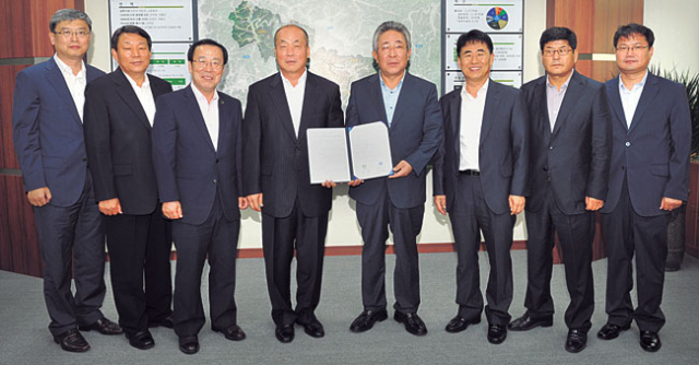 군위군과 경북농민사관학교는 29일 지역 농업과 농촌 발전을 위한 업무협약을 체결했다. 군위군 제공