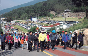 천주교 대구대교구가 주최한 지난해 칠곡 한티성지 도보순례 행사 때의 모습.