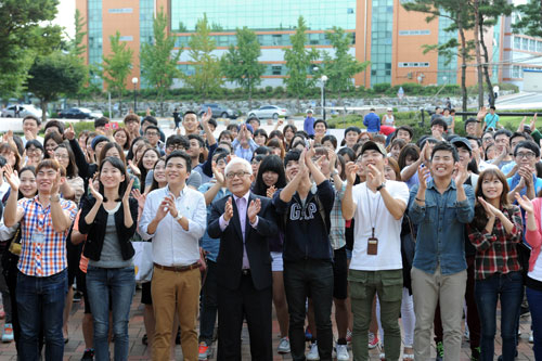 대구가톨릭대 개교 100주년 홍보영화 촬영에 참가한 200여 명의 학생과 교직원들이 환호성과 박수로 100주년을 축하하는 모습을 표현하고 있다.