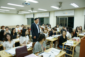 전주비전대 홍순직 총장이 방과 후 취업준비반을 방문해 학생들을 격려하고 있다. 전주비전대 제공