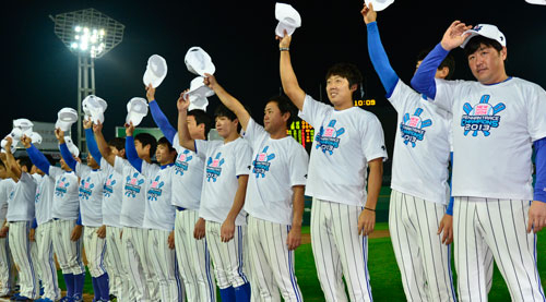 2일 부산 사직구장에서 롯데에 승리를 거두며 프로야구사상 처음으로 정규시즌 3연패를 달성한 삼성 선수들이 우승 모자를 흔들며 팬들에게 감사의 인사를 하고 있다. 우태욱기자 woo@msnet.co.kr