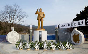 구미 금오산도립공원 입구에 세워진 박희광 선생 동상. 구미