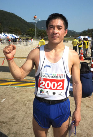 청송꿀맛사과 전국산악마라톤대회 하프코스 남자부에서 1위를 차지한 대구마라톤클럽 소속 김진경 씨.