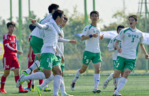 18일 인천시 송도ING스포츠타운 축구장에서 열린 제94회 전국체육대회 축구 남자고등부 예선 대구공고-제주오현고 경기에서 대구공고 탁우선(10번)이 전반 16분 두 번째 골을 터트린 뒤 동료들과 환호하고 있다. 우태욱기자 woo@msnet.co.kr