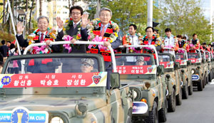 프로축구 2013 하나은행 FA컵에서 우승한 포항스틸러스 선수들이 카퍼레이드를 펼치고 있다. 차량 왼쪽부터 장성환 포항스틸러스 사장, 황선홍 감독, 박승호 포항시장.