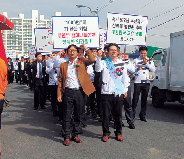 경산시민들은 하양공설시장 일대서 독도 바로 알기 가두 캠페인을 가졌다.