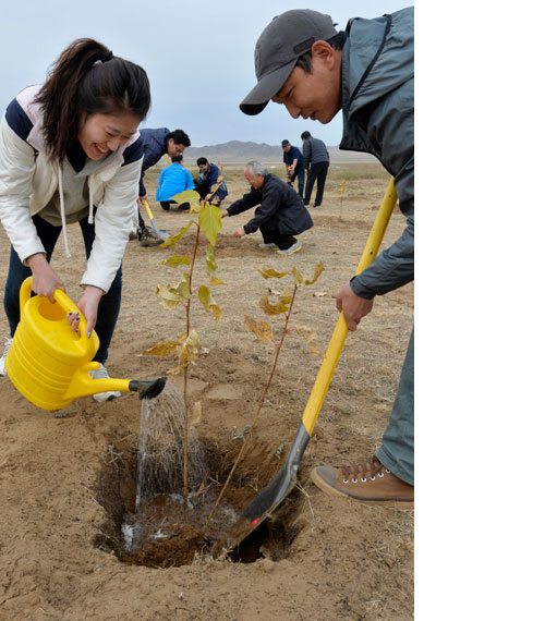 몽골 룬솜직역의 한-몽 그린벨트 프로젝트 사업소에서 한국에서 파견한 산림청 관계자, 동북아산림포럼 관계자와 몽골인 근로자들이 함께 1년 된 포플러 나무를 식재하고 있다. 성일권기자 sungig@msnet.co.kr